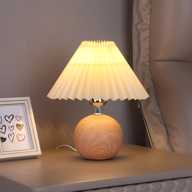 Lampe de Chevet Mid-Century avec Base Ronde en Bois et Abat-Jour en Tissu Plissé