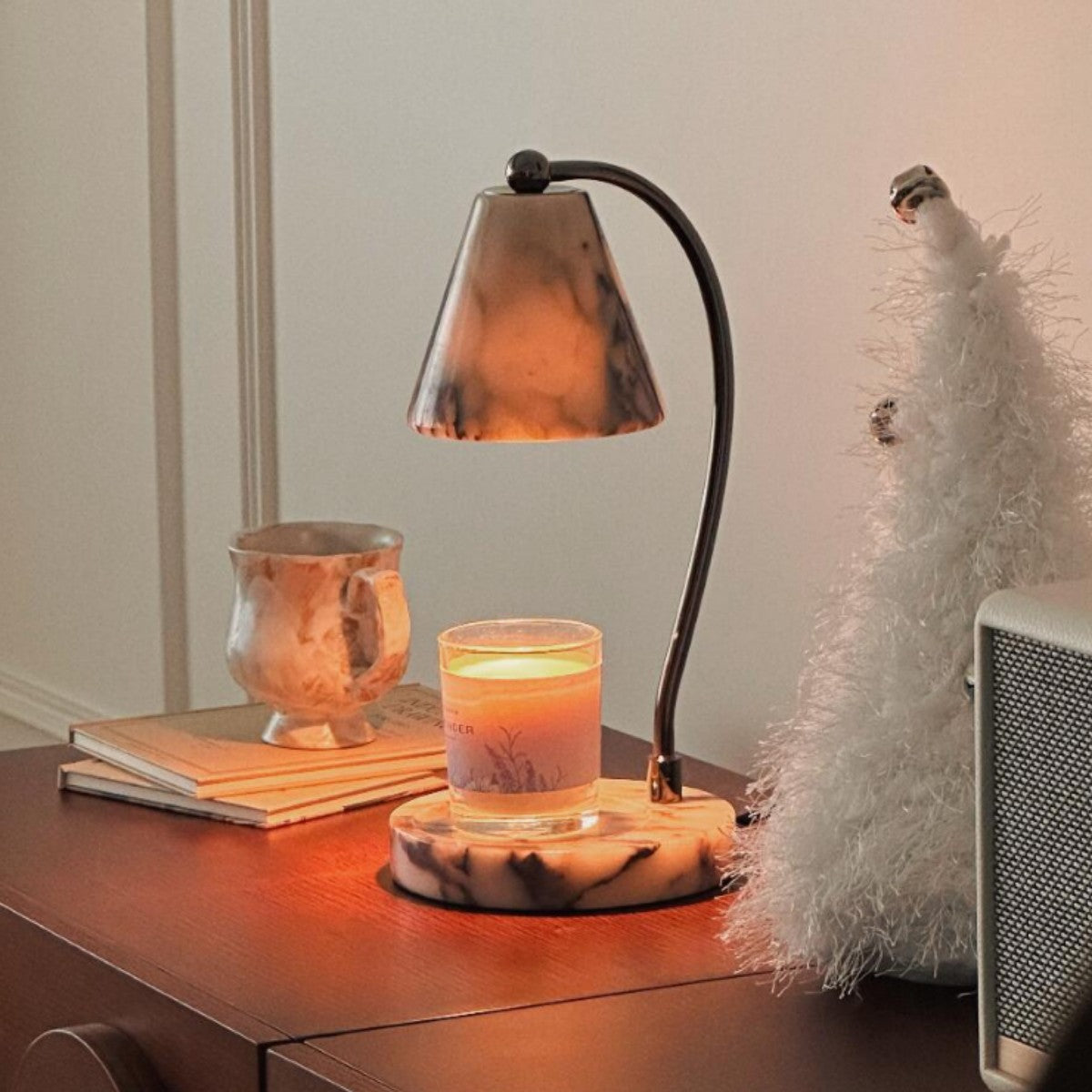 Lampe de chevet en marbre avec porte-bougie intégré et bras en métal courbé