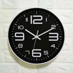 Horloge murale avec grand cadran et design moderne