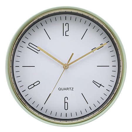 Horloge murale minimaliste avec éléments dorés et blancs, mouvement à quartz et grands chiffres pour lecture facile