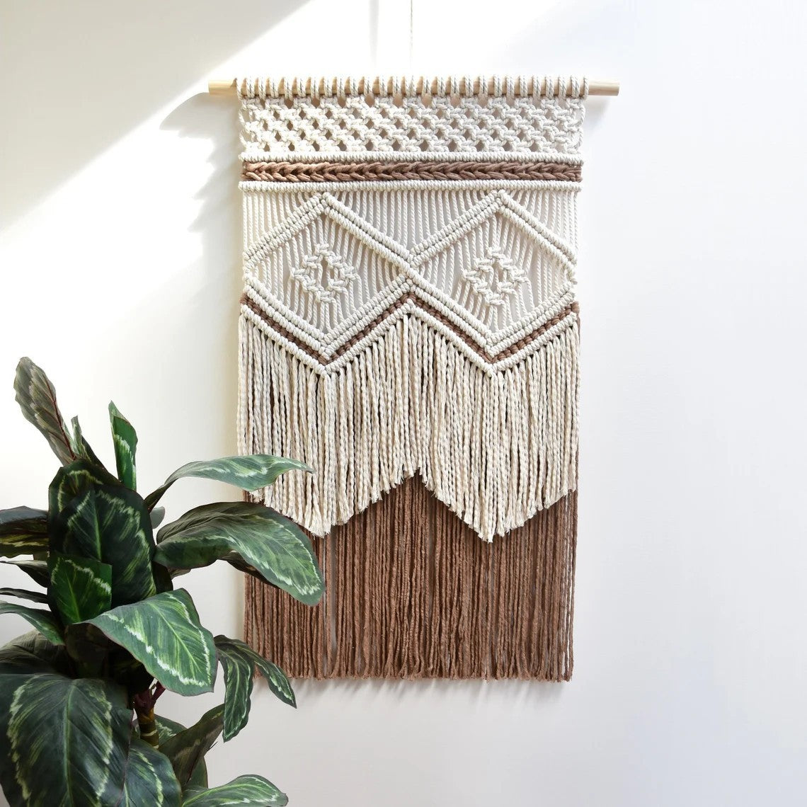 Décoration murale en macramé avec franges créatives