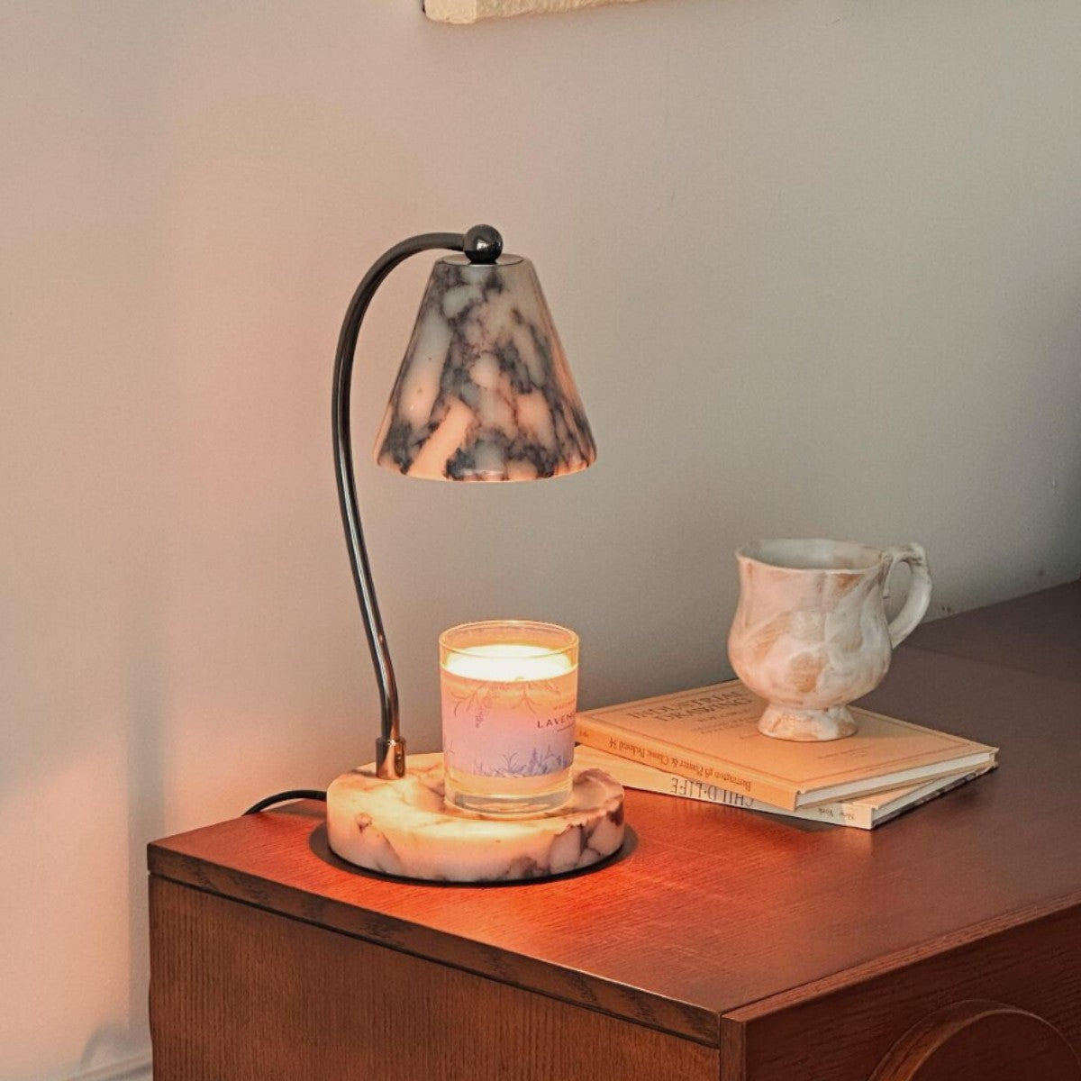 Lampe de chevet en marbre avec porte-bougie intégré et bras en métal courbé