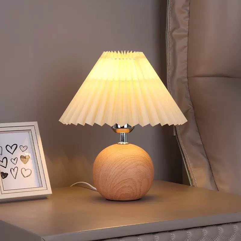 Lampe de Chevet Mid-Century avec Base Ronde en Bois et Abat-Jour en Tissu Plissé