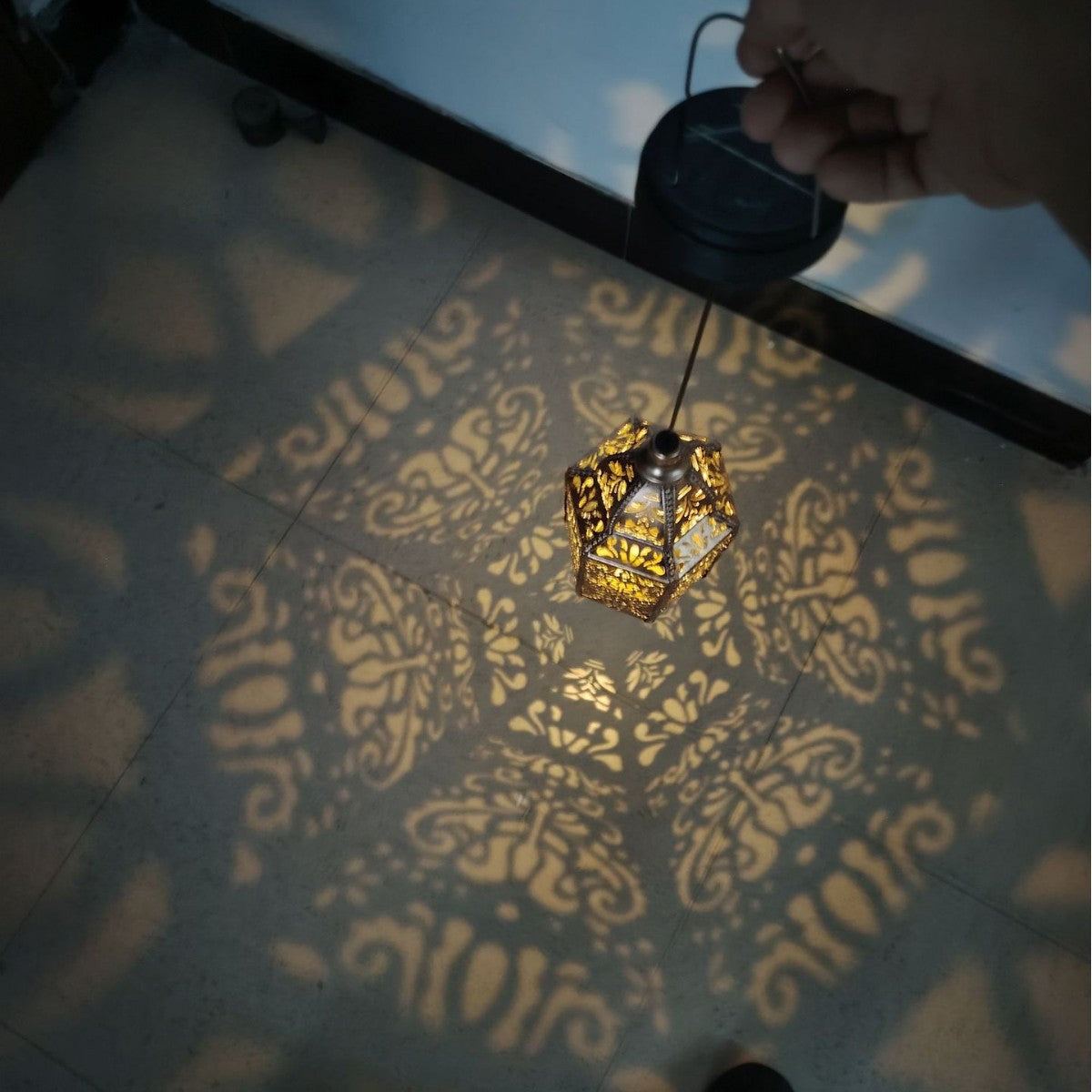 Lampe suspendue marocaine en métal sculpté avec projection d'ombre décorative et auvent