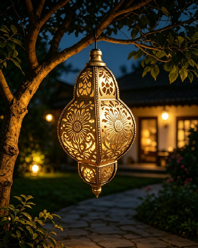 Lampe suspendue marocaine en métal sculpté avec projection d'ombre décorative et auvent