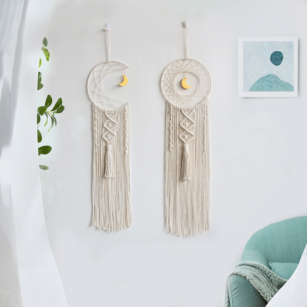 Décoration murale macramé motif lune beige, lune dorée, en matériaux naturels, facile à accrocher