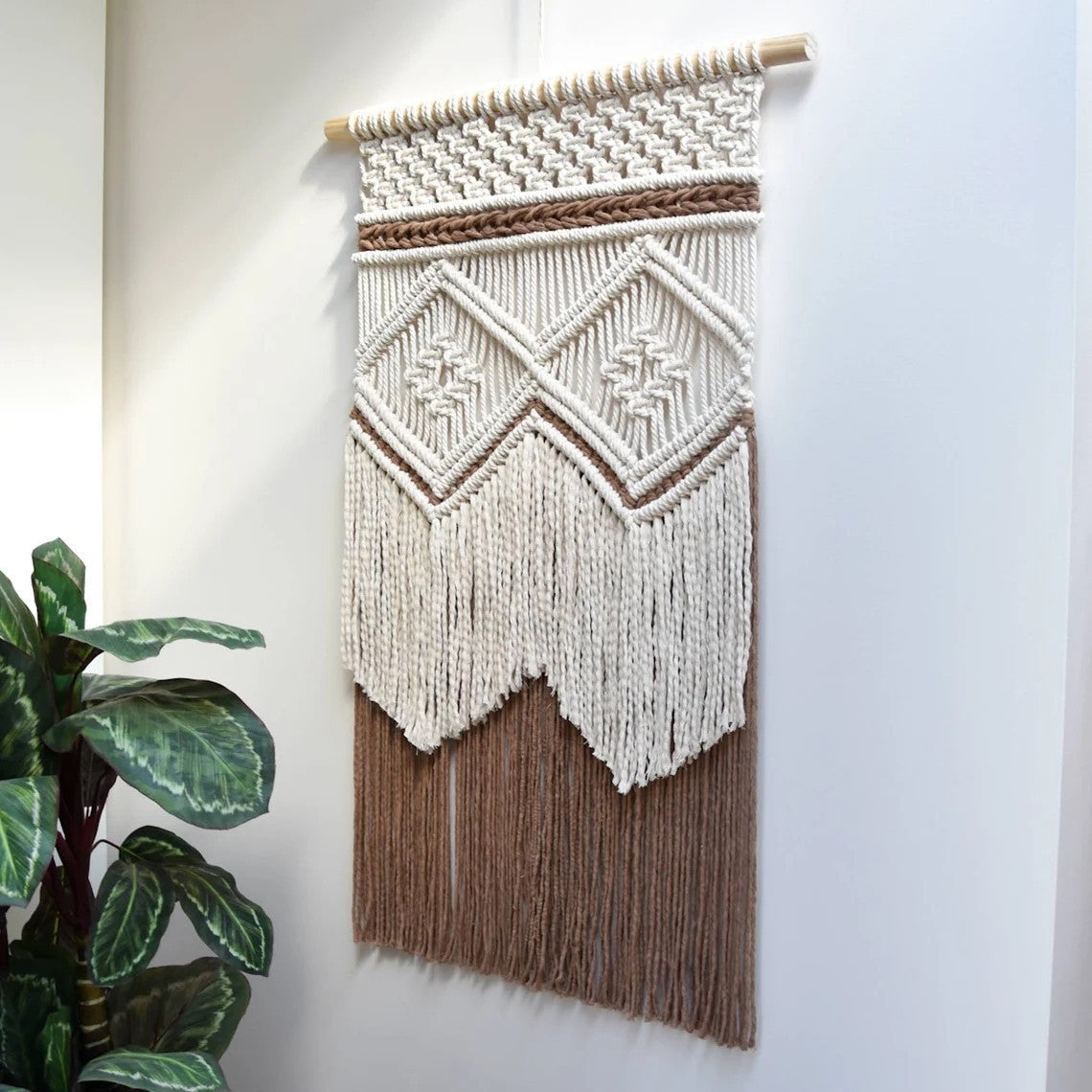 Décoration murale en macramé avec franges créatives