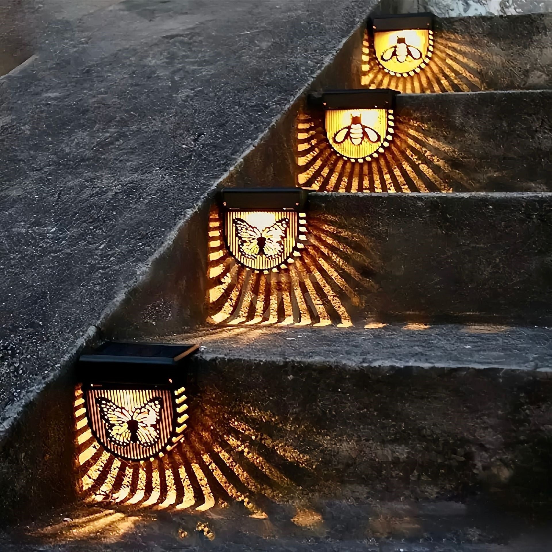 Appliques murales extérieures décoratives à énergie solaire avec panneaux d'insectes et de fleurs découpés au laser et ambiance LED chaleureuse
