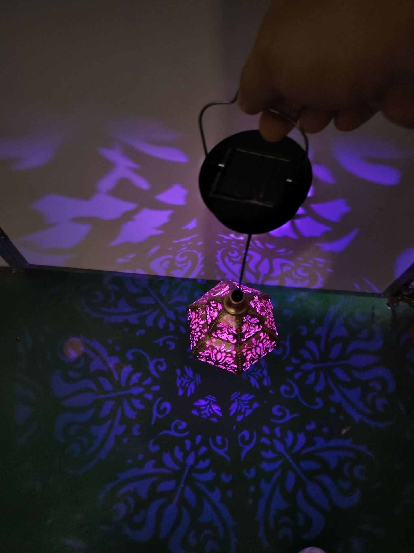 Lampe suspendue marocaine en métal sculpté avec projection d'ombre décorative et auvent