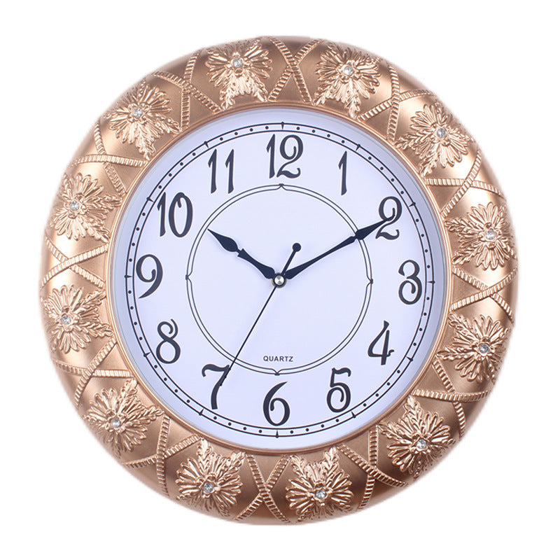 Horloge murale élégante avec motif floral en filigrane