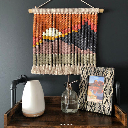 Décoration murale en macramé avec motif géométrique élégant