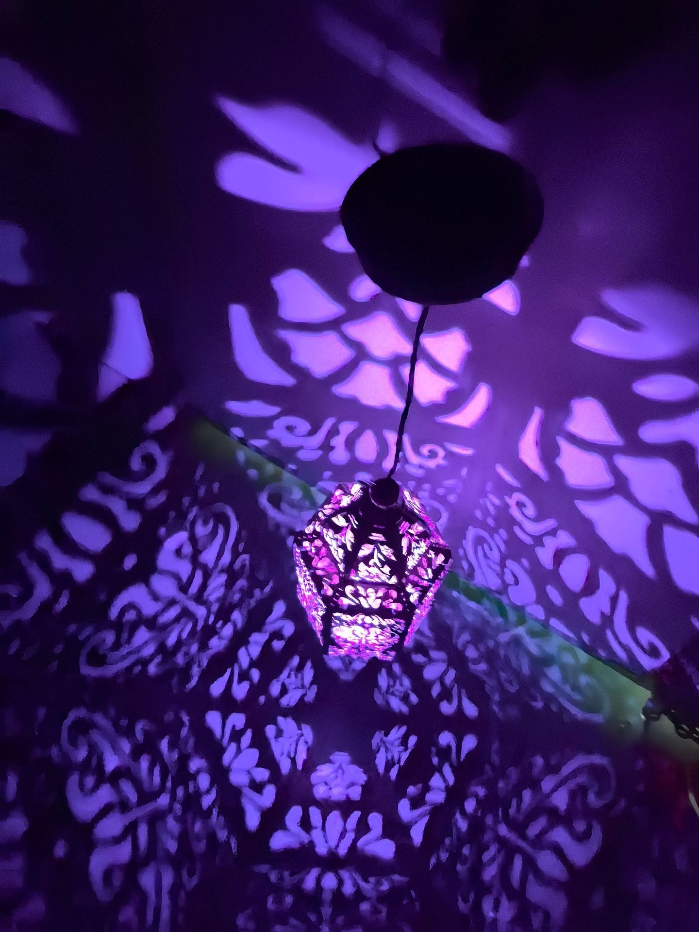 Lampe suspendue marocaine en métal sculpté avec projection d'ombre décorative et auvent