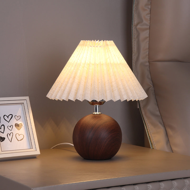 Lampe de Chevet Mid-Century avec Base Ronde en Bois et Abat-Jour en Tissu Plissé