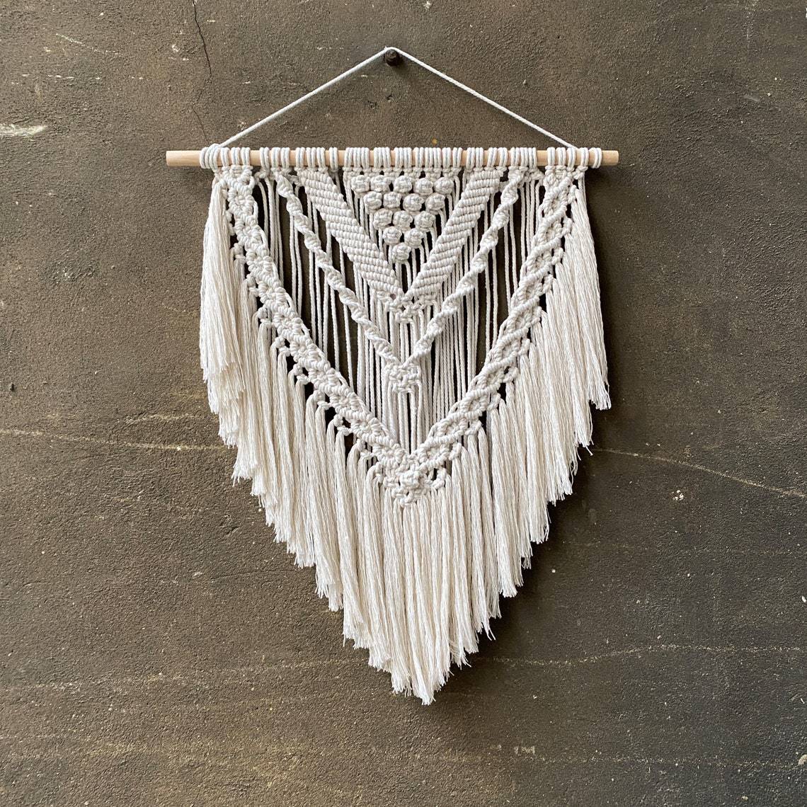 Décoration murale en macramé avec franges créatives