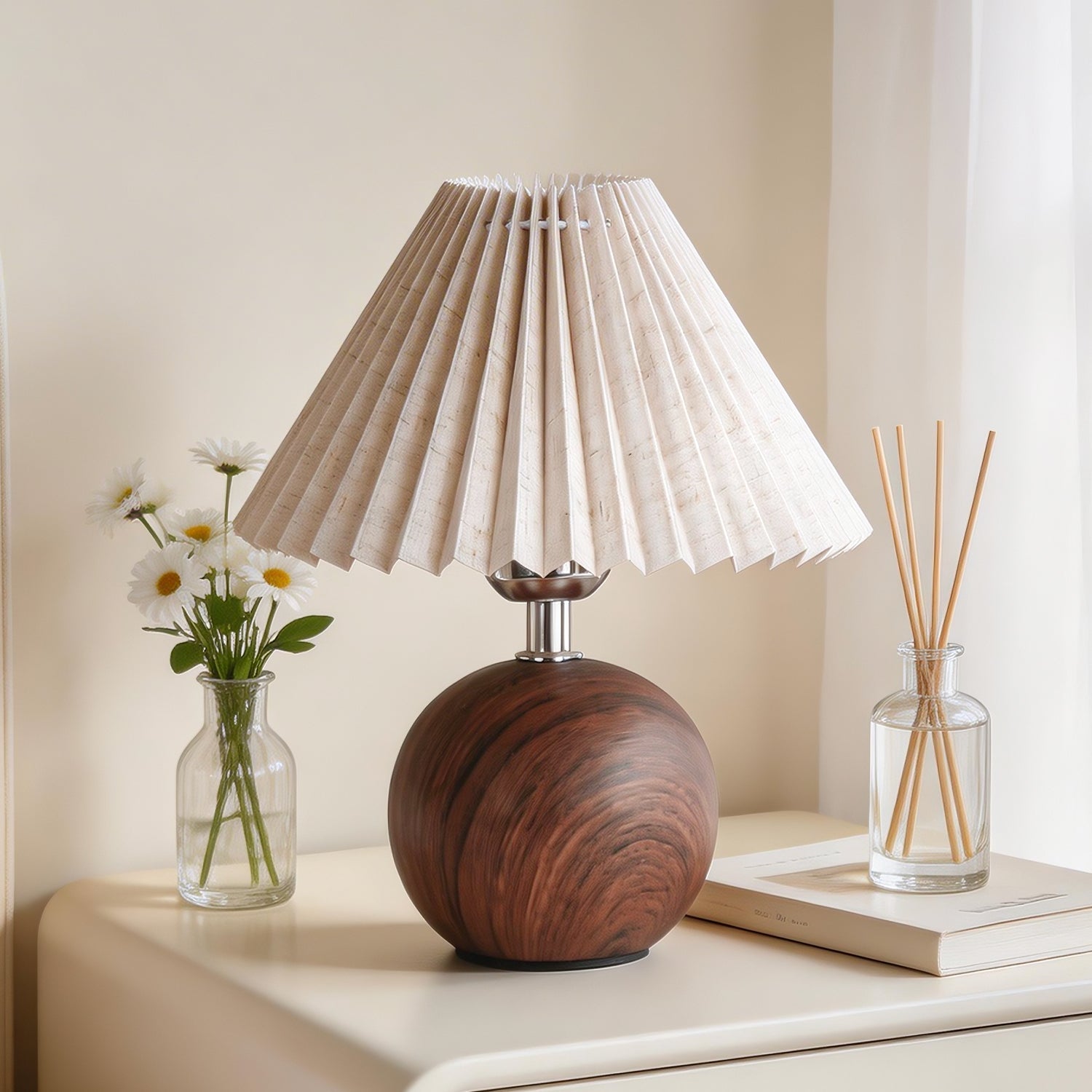 Lampe de Chevet Mid-Century avec Base Ronde en Bois et Abat-Jour en Tissu Plissé