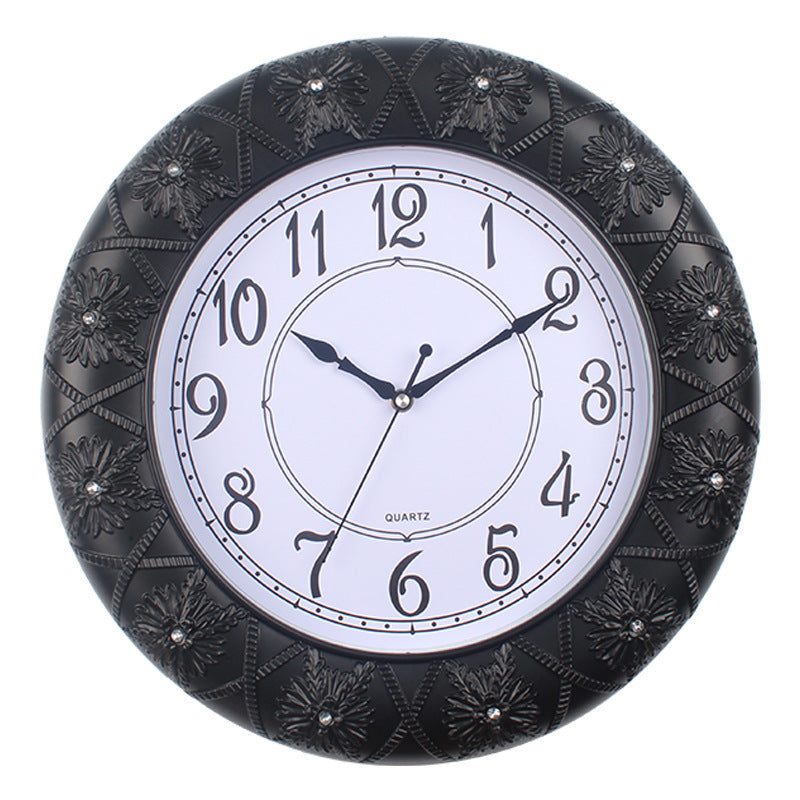 Horloge murale élégante avec motif floral en filigrane