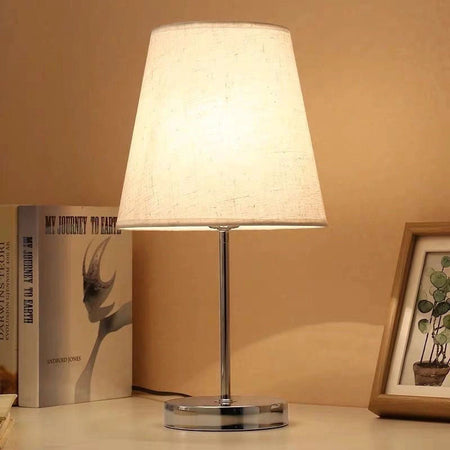 Lampe de chevet contemporaine, base en métal, abat-jour en tissu, interrupteur à bouton et LED à intensité variable 3 couleurs, format compact