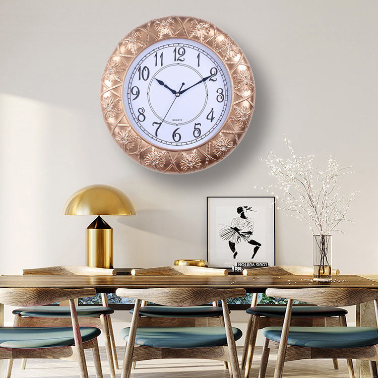 Horloge murale élégante avec motif floral en filigrane