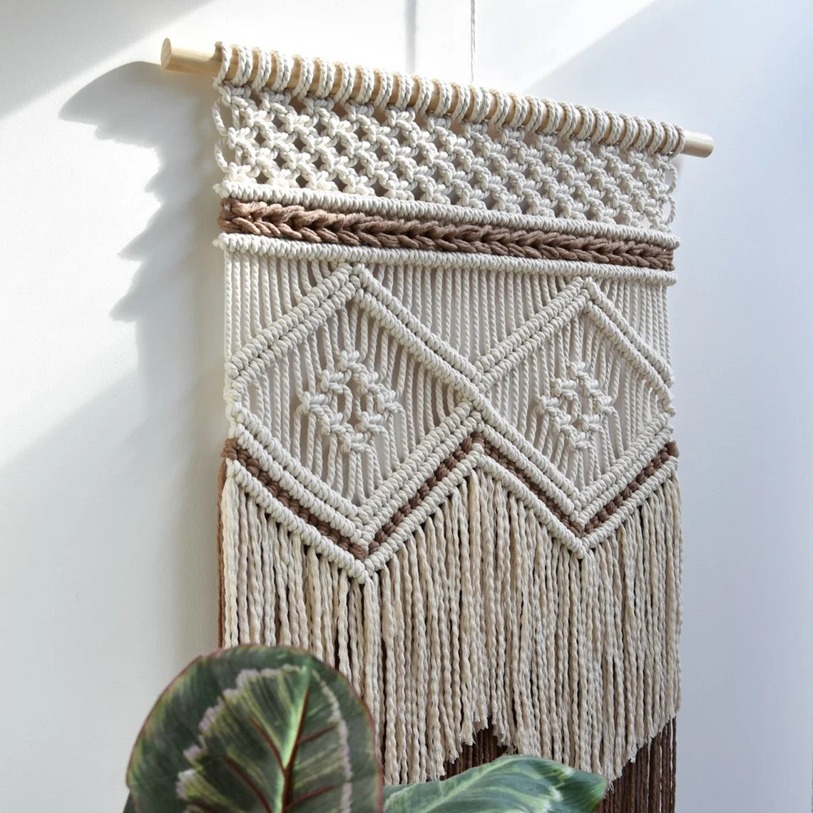 Décoration murale en macramé avec franges créatives