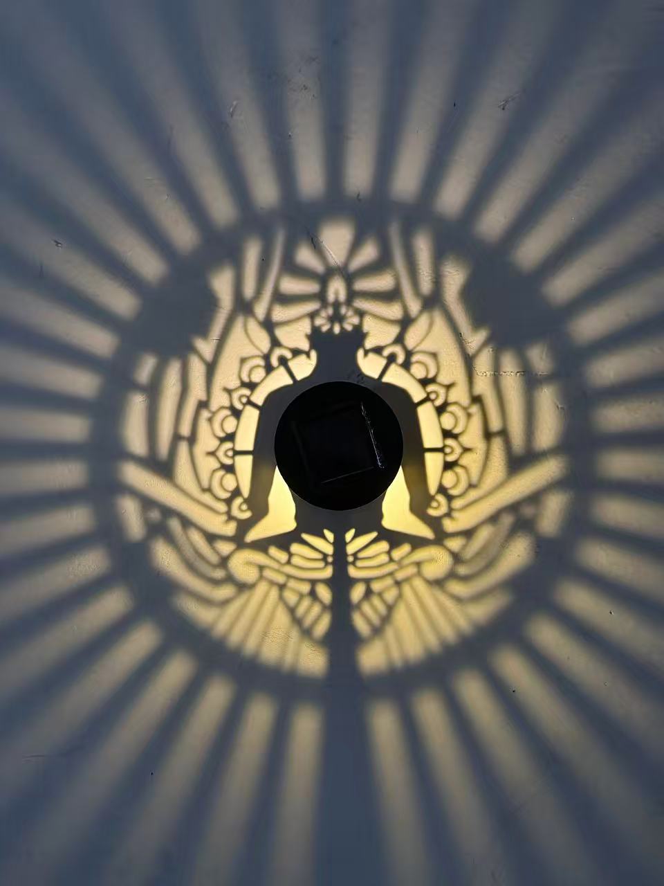 Applique murale extérieure à projection de soleil Mandala avec boîtier en métal à motifs et capteur automatique du crépuscule à l'aube