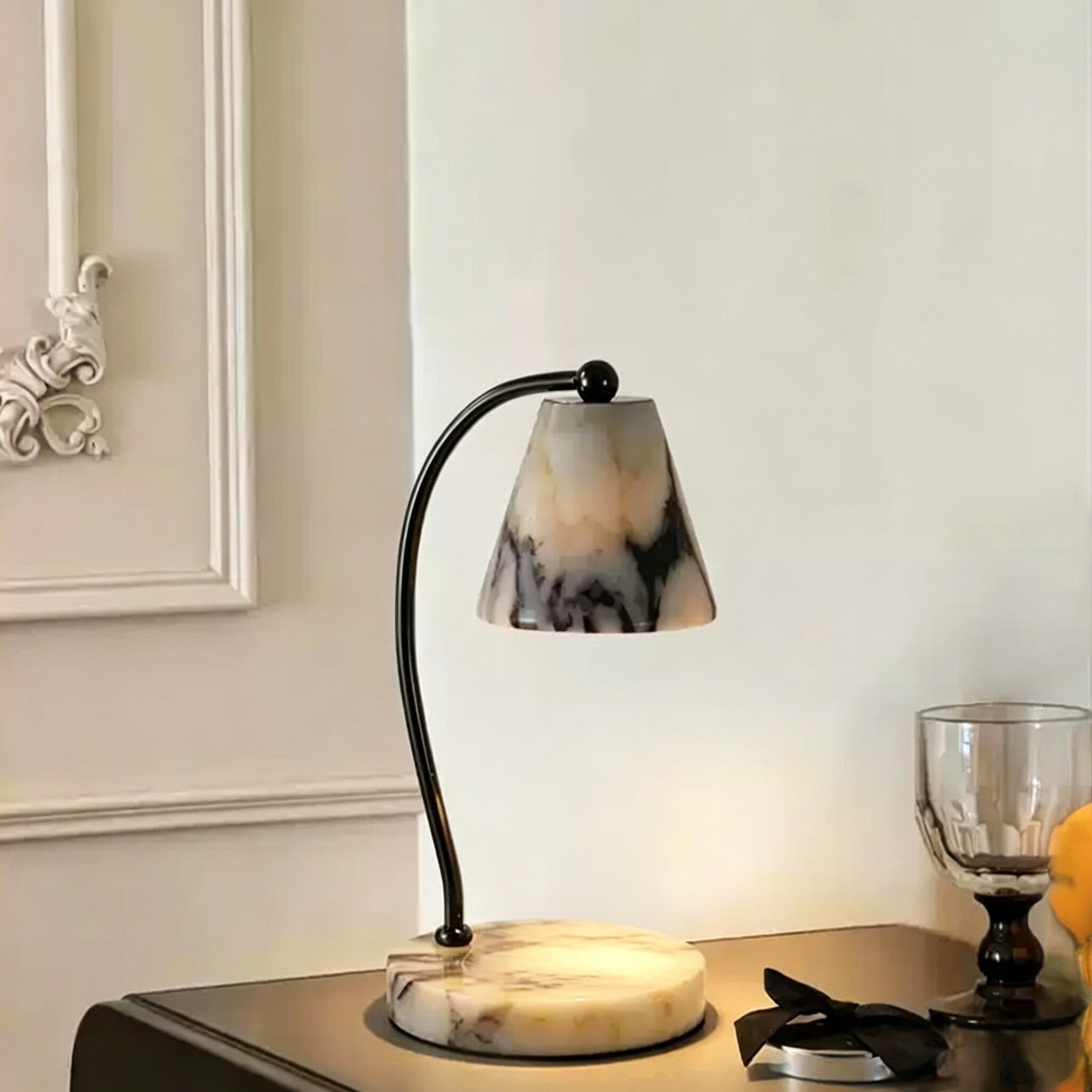 Lampe de chevet en marbre avec porte-bougie intégré et bras en métal courbé