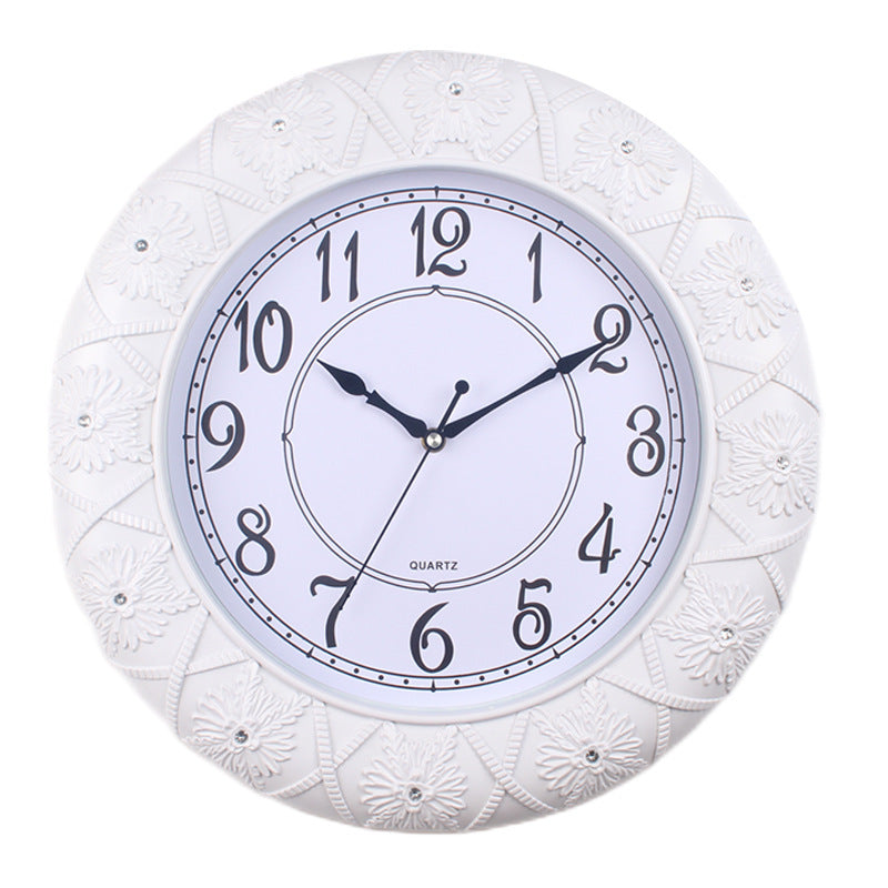 Horloge murale élégante avec motif floral en filigrane