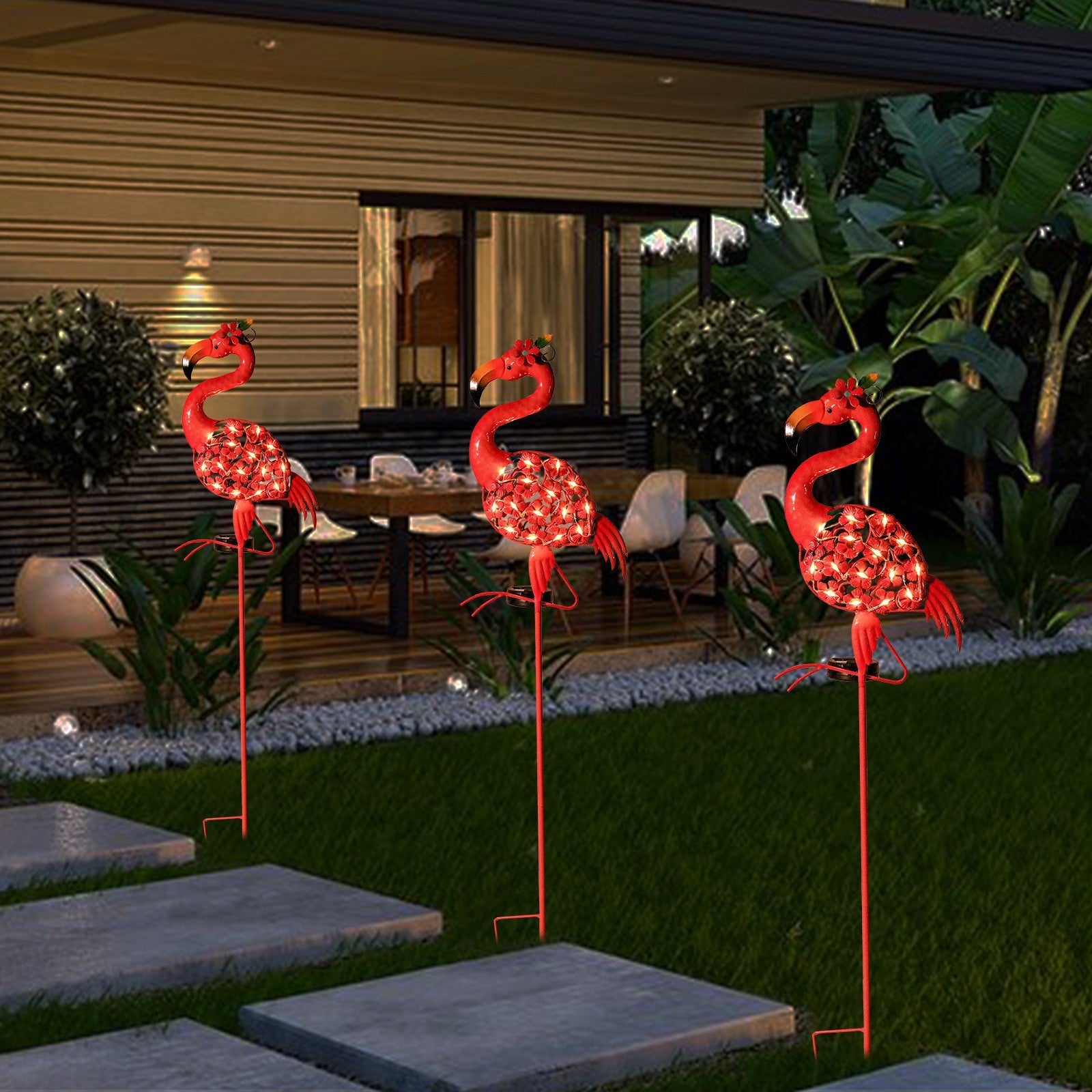 Sculpture décorative en métal de paon sur piquet de jardin avec guirlande lumineuse LED intégrée et piquet extérieur résistant aux intempéries
