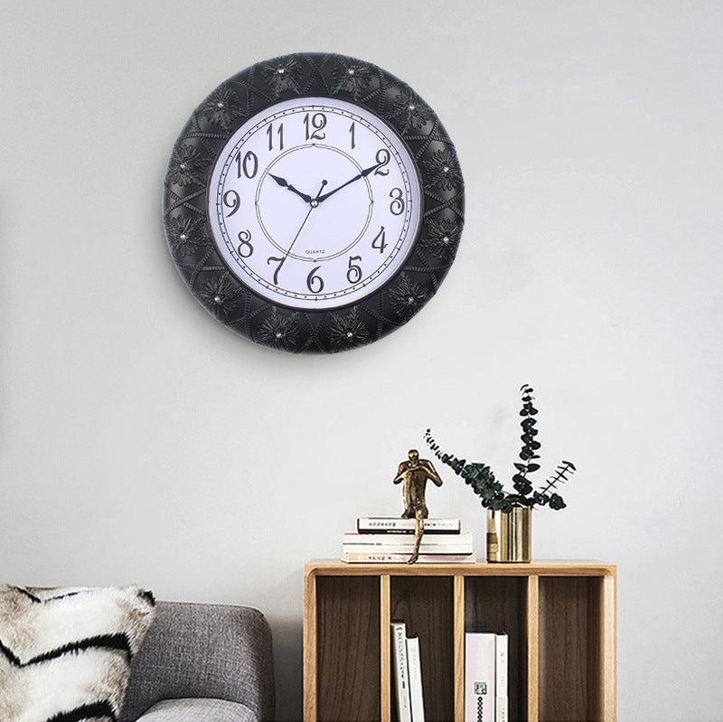 Horloge murale élégante avec motif floral en filigrane