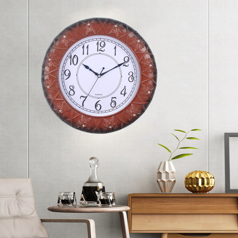Horloge murale élégante avec motif floral en filigrane