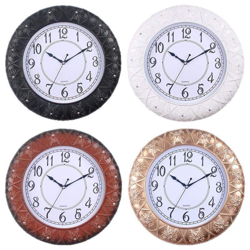 Horloge murale élégante avec motif floral en filigrane