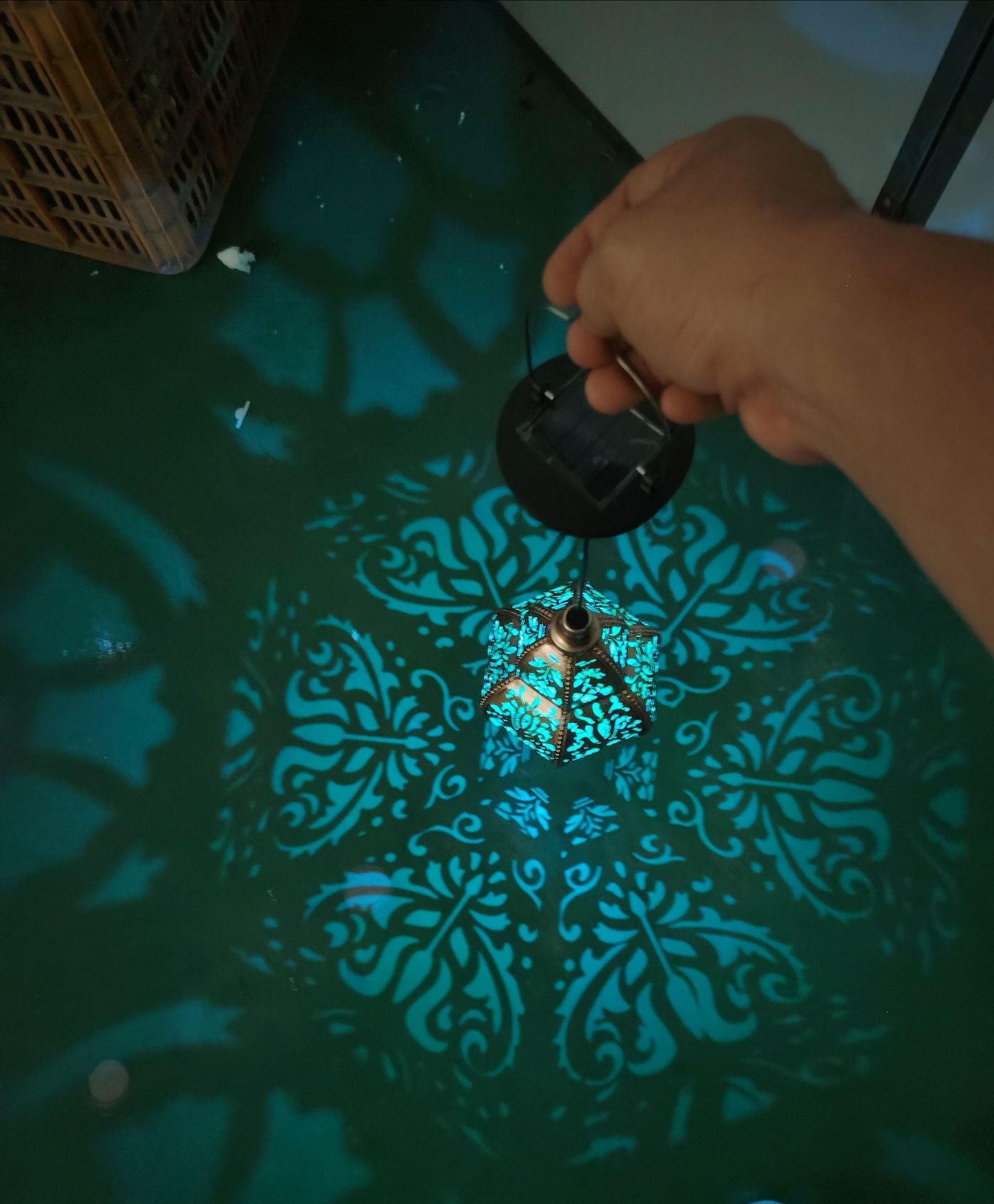 Lampe suspendue marocaine en métal sculpté avec projection d'ombre décorative et auvent