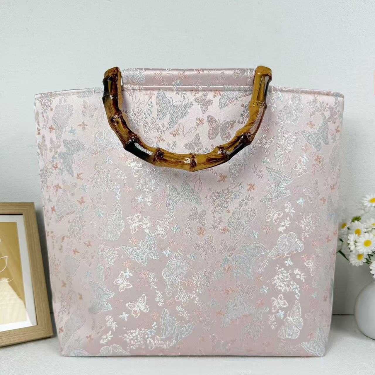 Sac à main élégant avec poignée en bambou