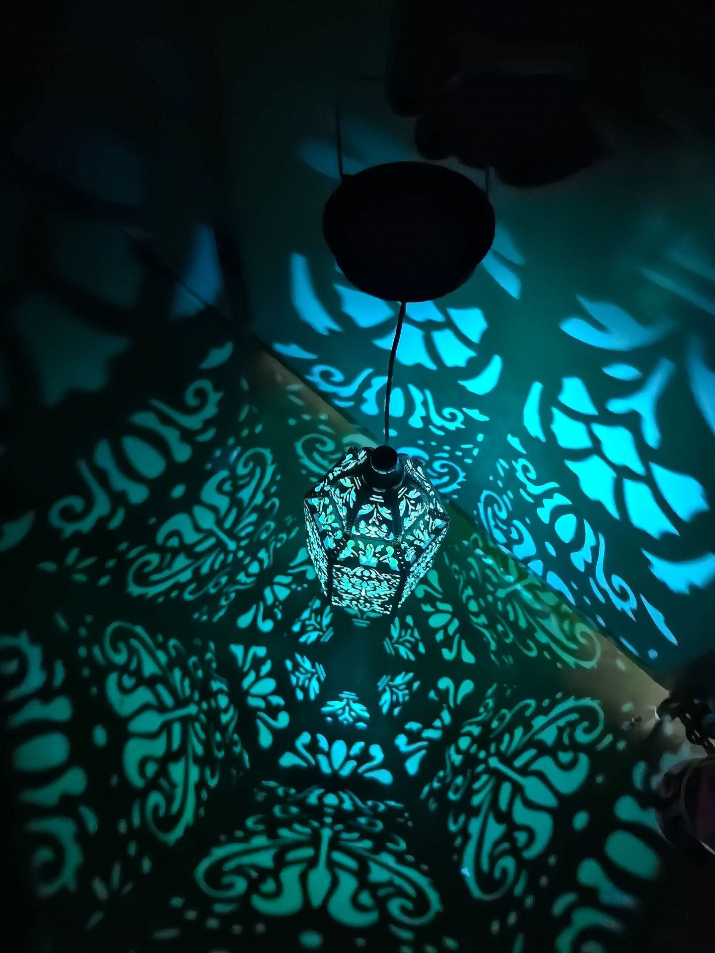 Lampe suspendue marocaine en métal sculpté avec projection d'ombre décorative et auvent