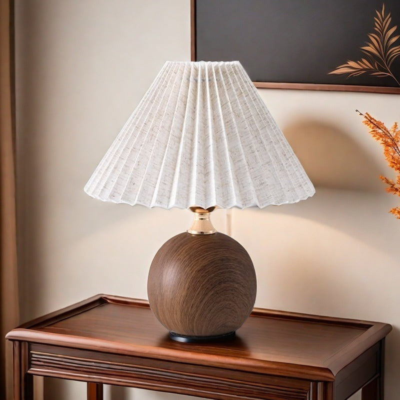 Lampe de Chevet Mid-Century avec Base Ronde en Bois et Abat-Jour en Tissu Plissé