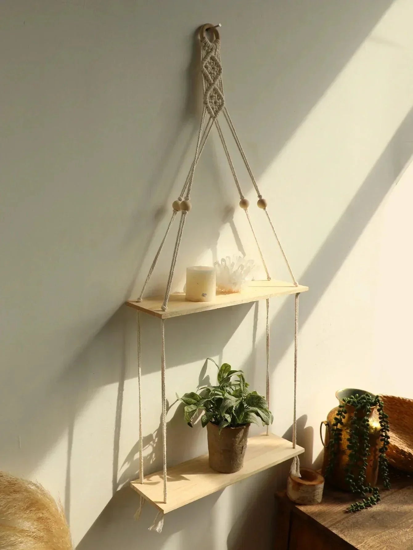 Étagère murale en macramé et bois naturel, présentoir suspendu bohème — étagère flottante 50 cm pour plantes, livres et déco