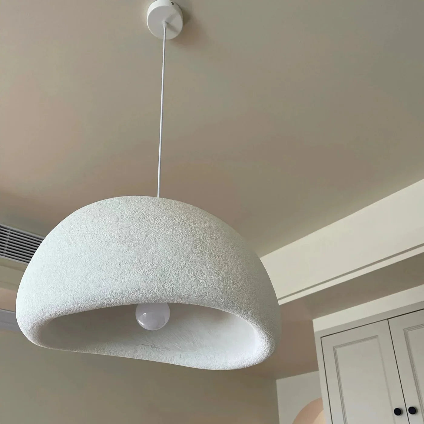 Lampe suspendue minimaliste avec texture naturelle et lumière d'ambiance chaleureuse pour salle à manger et salon | Sansotis