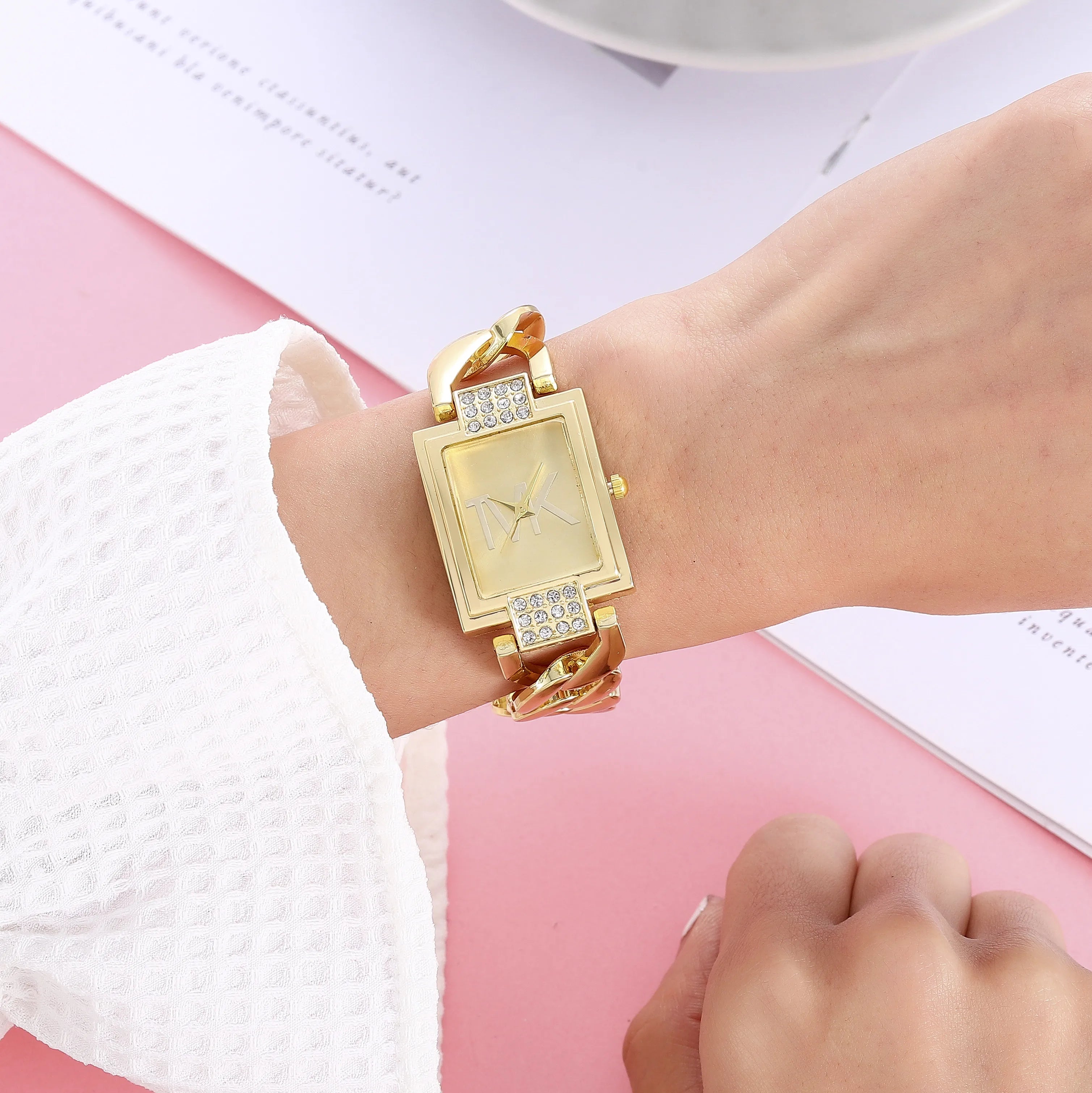 Montre pour femme, cadran carré doré, bracelet en alliage élégant avec accents de cristal, cadeau été 2026