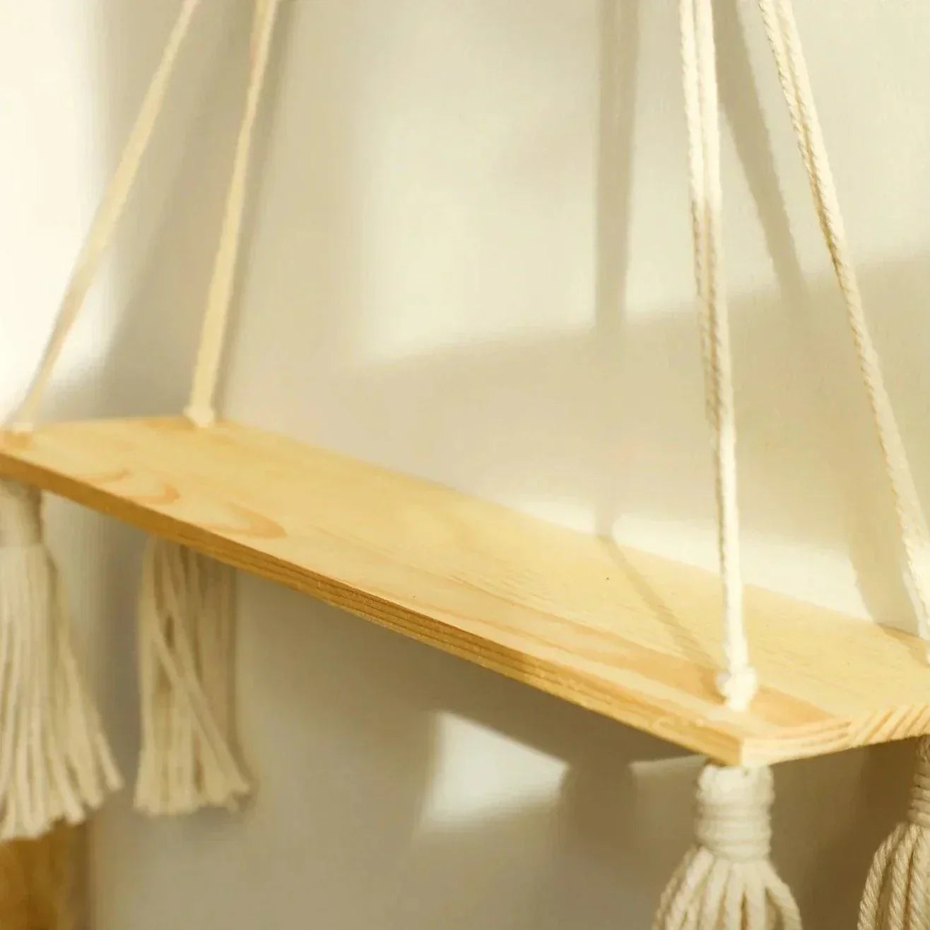 Étagère murale en macramé et bois naturel, présentoir suspendu bohème — étagère flottante 50 cm pour plantes, livres et déco