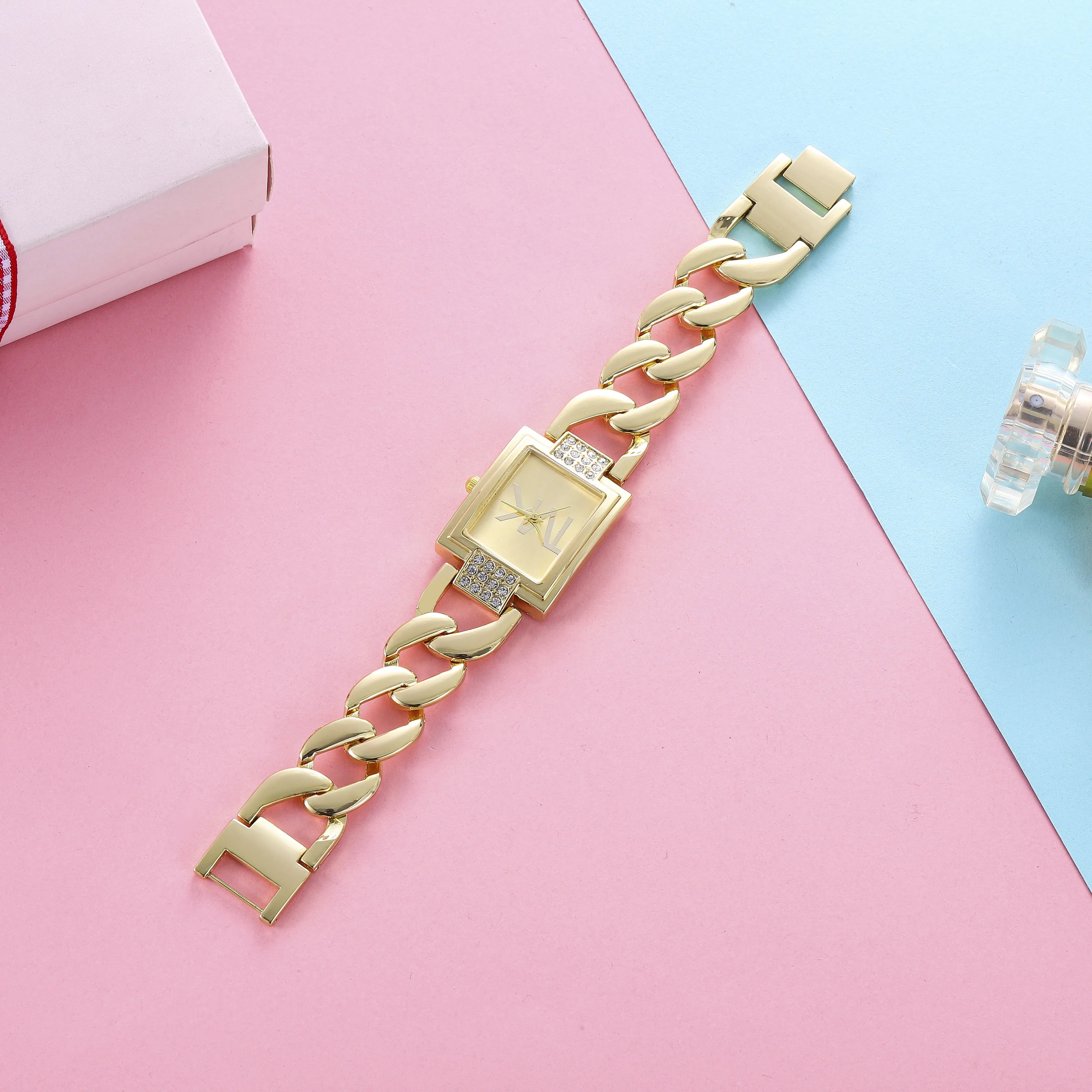 Montre pour femme, cadran carré doré, bracelet en alliage élégant avec accents de cristal, cadeau été 2026