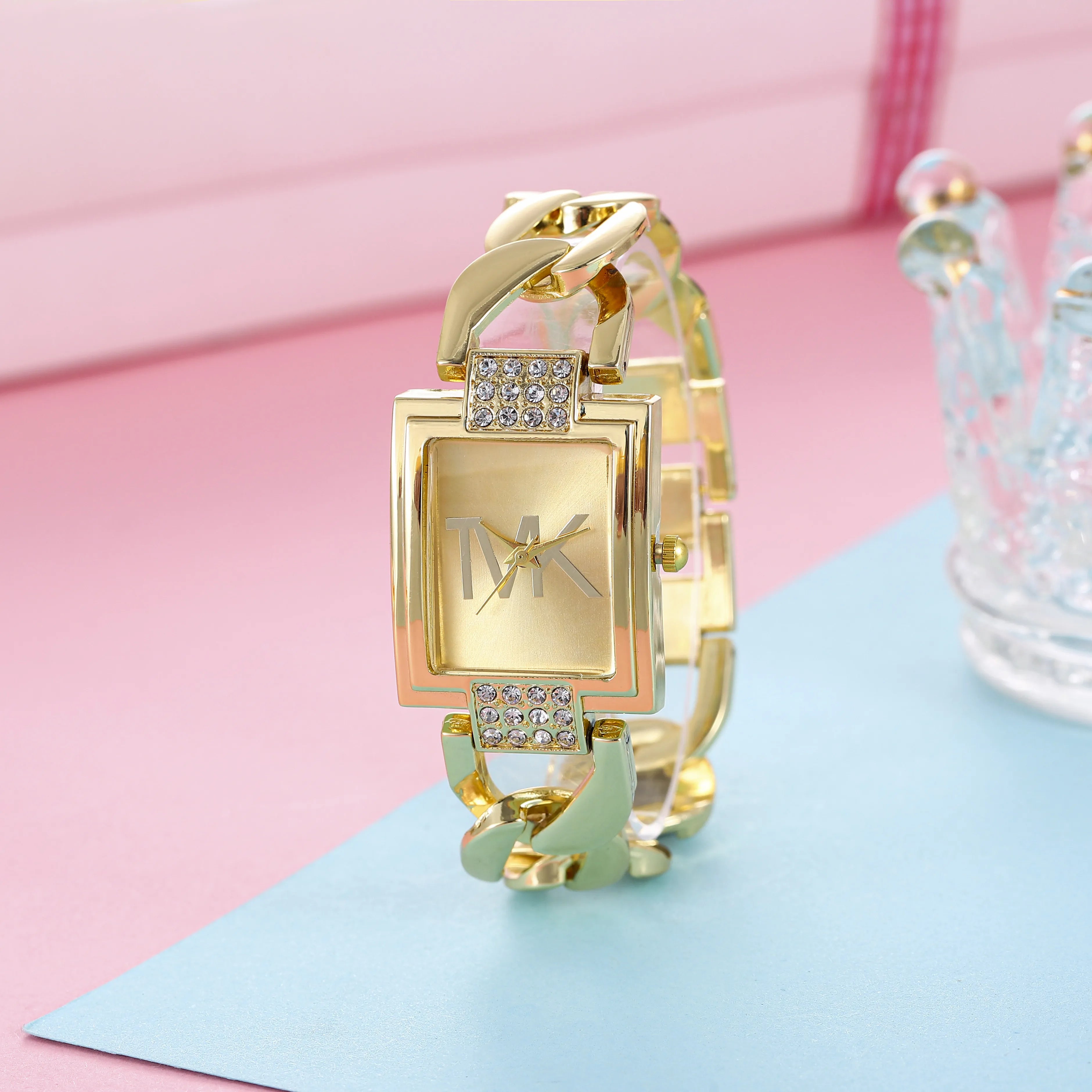 Montre pour femme, cadran carré doré, bracelet en alliage élégant avec accents de cristal, cadeau été 2026