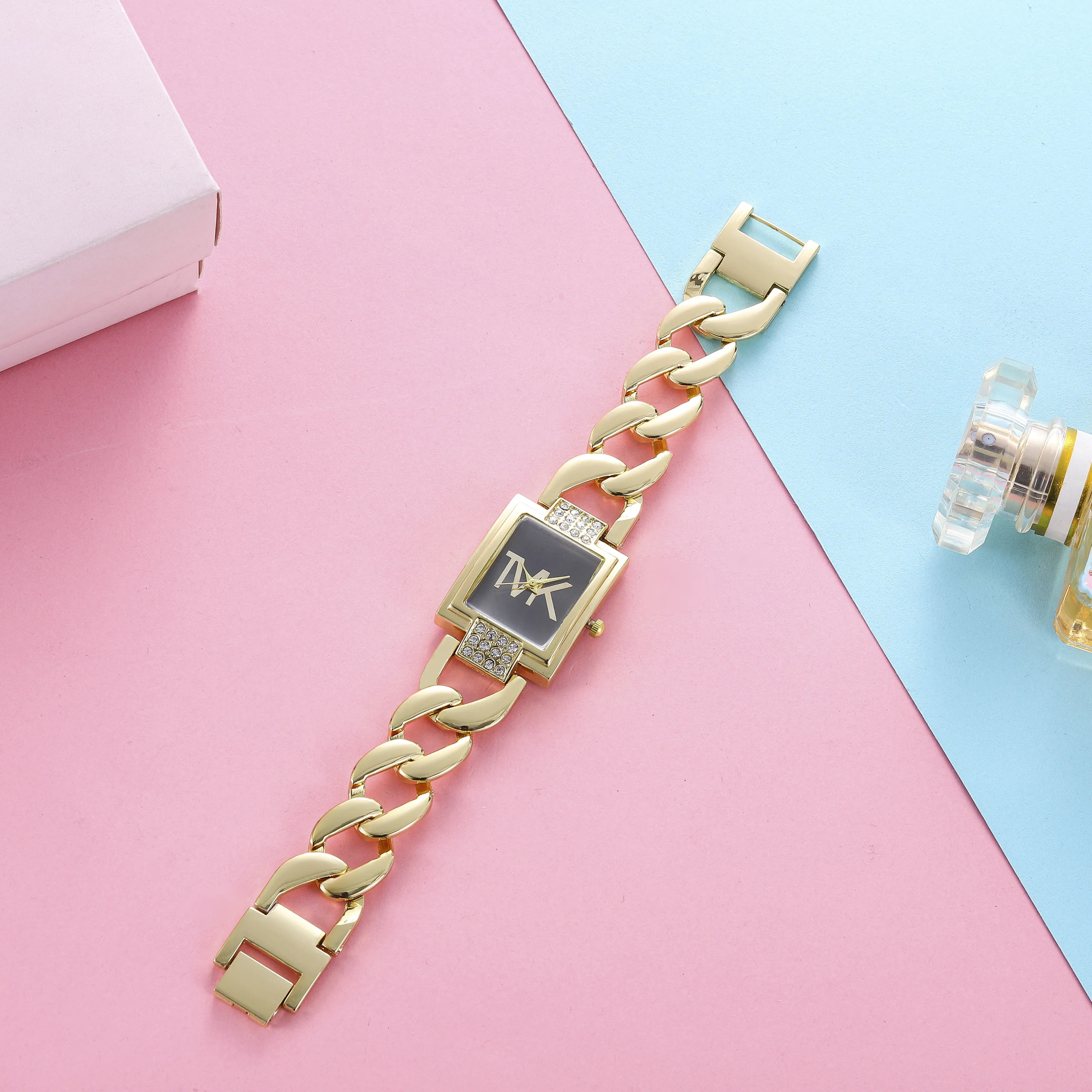 Montre pour femme, cadran carré doré, bracelet en alliage élégant avec accents de cristal, cadeau été 2026