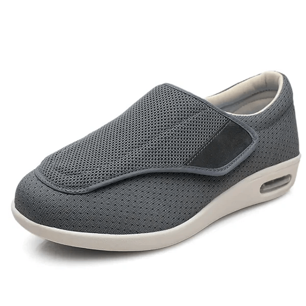 Vue de côté des chaussures confortables pour pieds sensibles