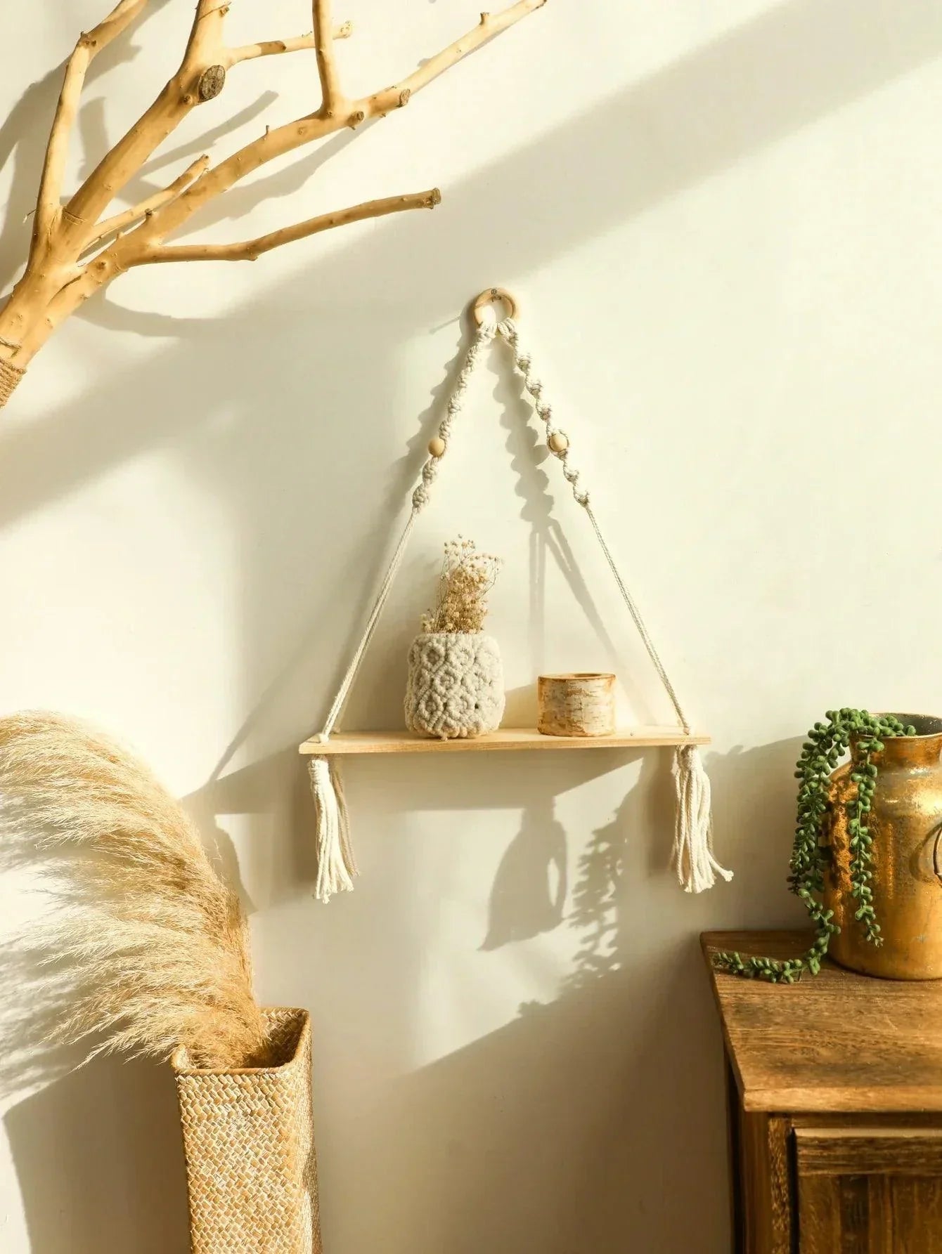 Étagère murale en macramé et bois naturel, présentoir suspendu bohème — étagère flottante 50 cm pour plantes, livres et déco