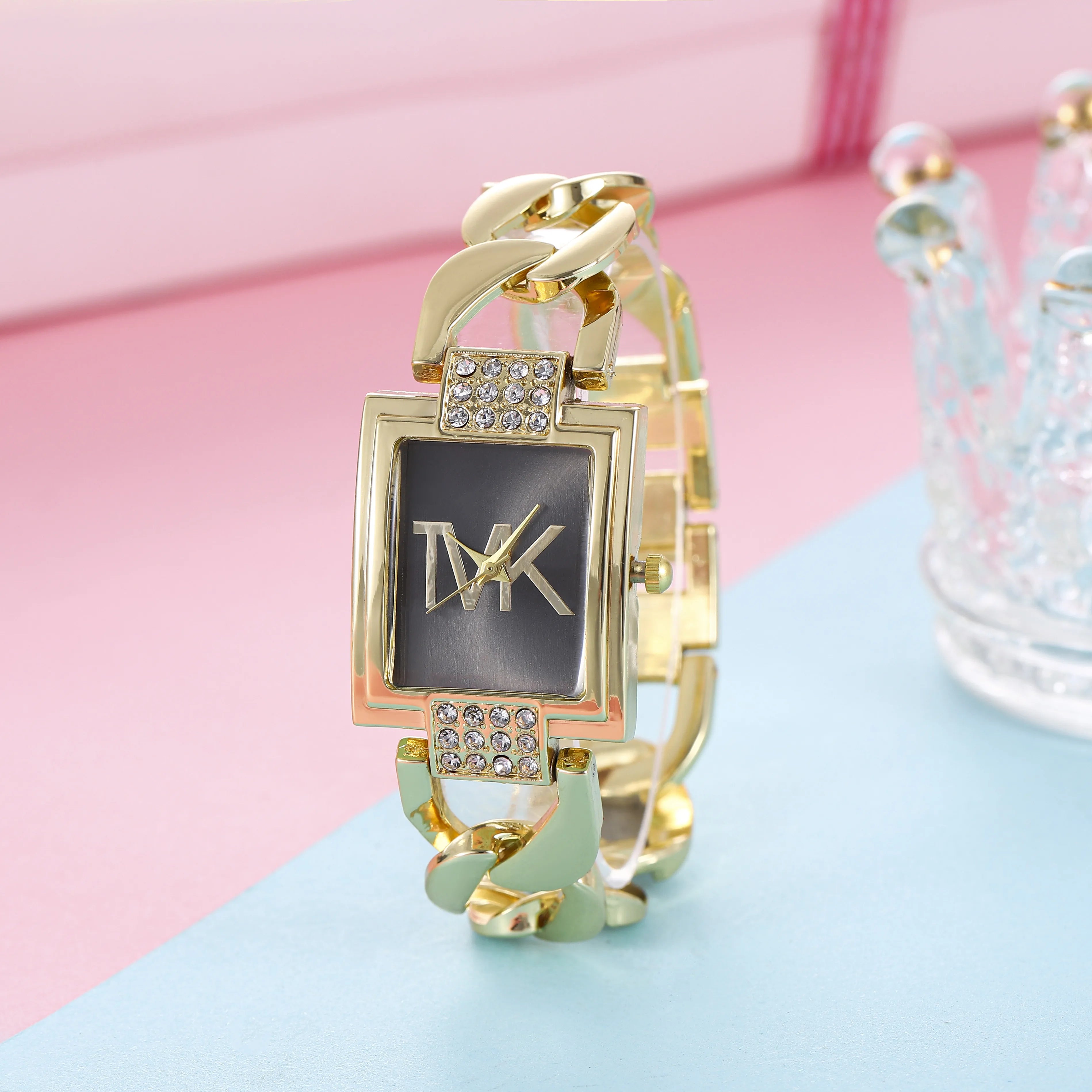 Montre pour femme, cadran carré doré, bracelet en alliage élégant avec accents de cristal, cadeau été 2026