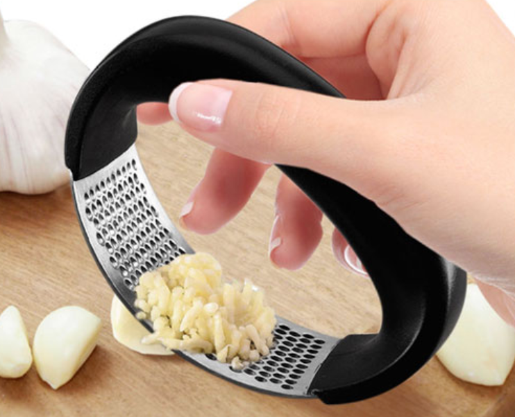 Presse-ail incurvé en acier inoxydable | Votre gadget de cuisine préféré
