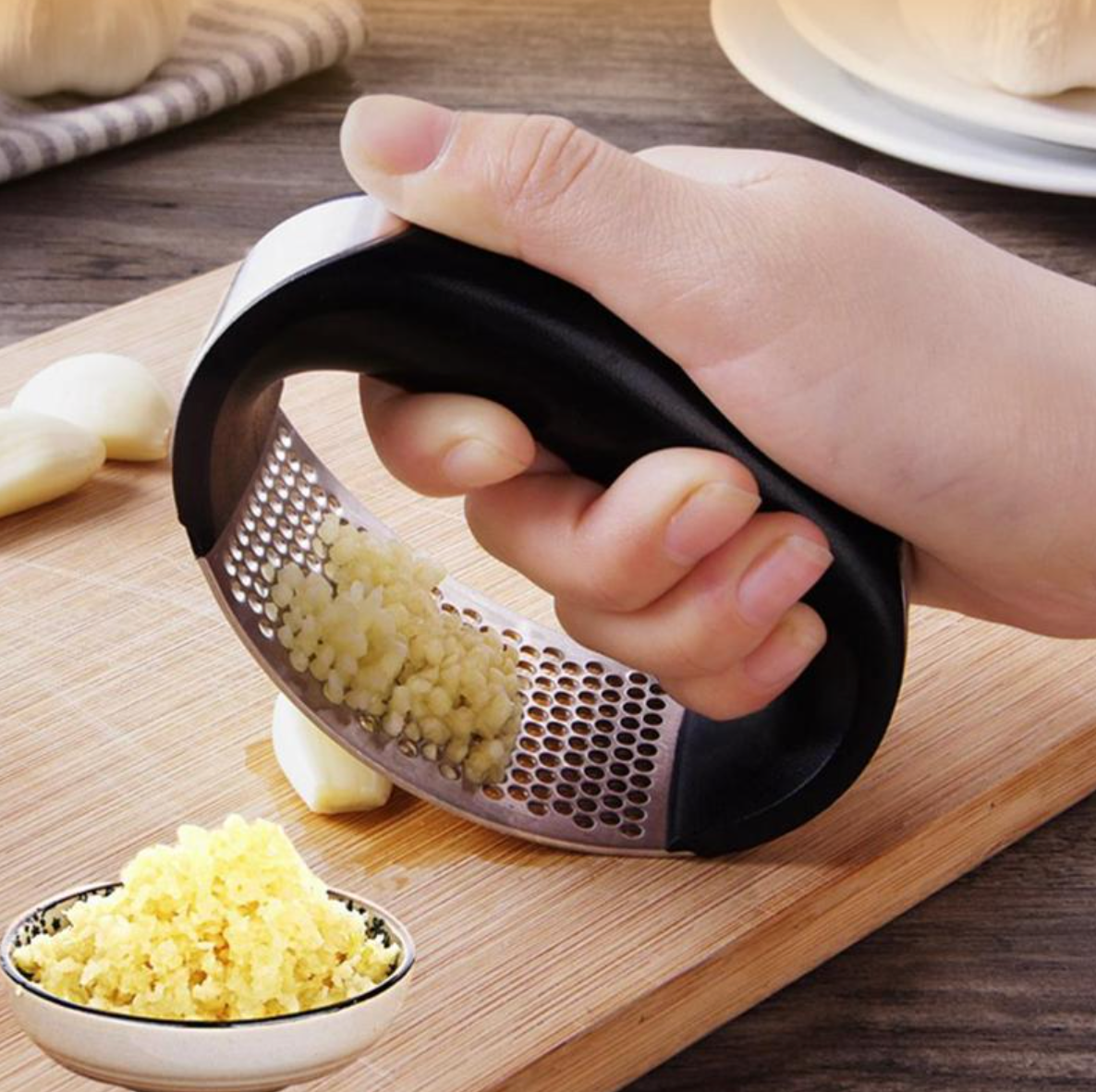Presse-ail incurvé en acier inoxydable | Votre gadget de cuisine préféré