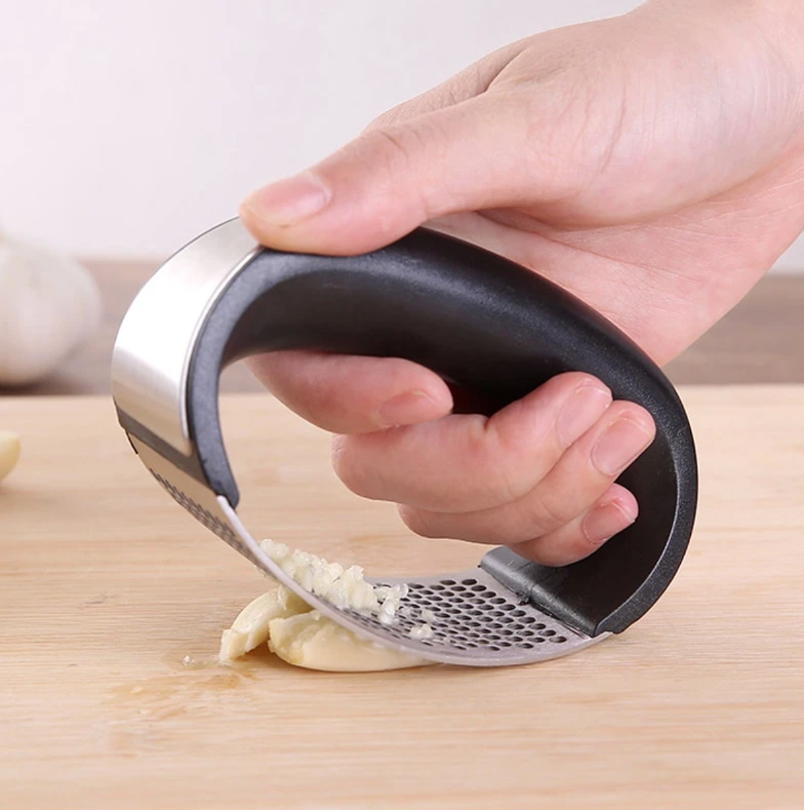 Presse-ail incurvé en acier inoxydable | Votre gadget de cuisine préféré