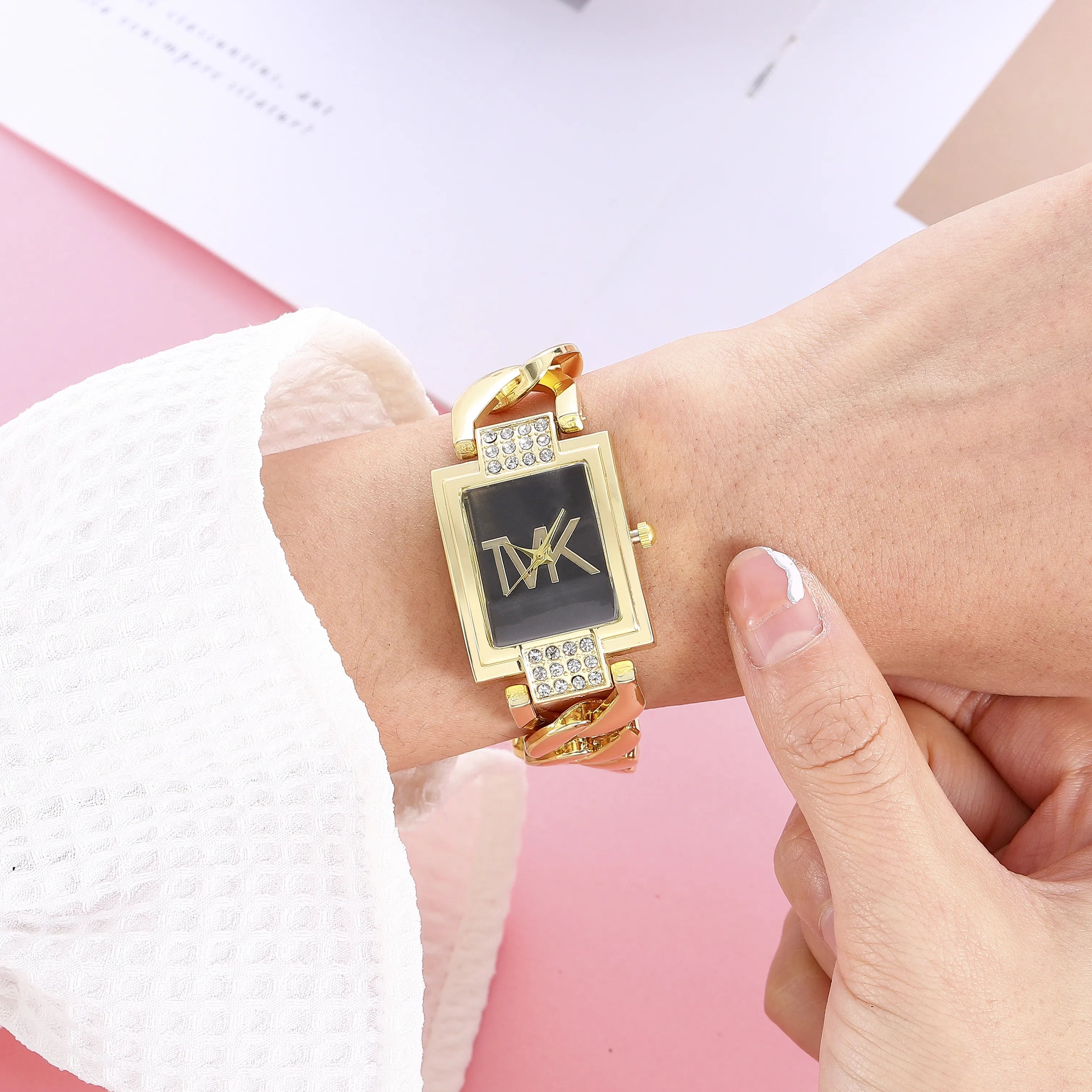 Montre pour femme, cadran carré doré, bracelet en alliage élégant avec accents de cristal, cadeau été 2026