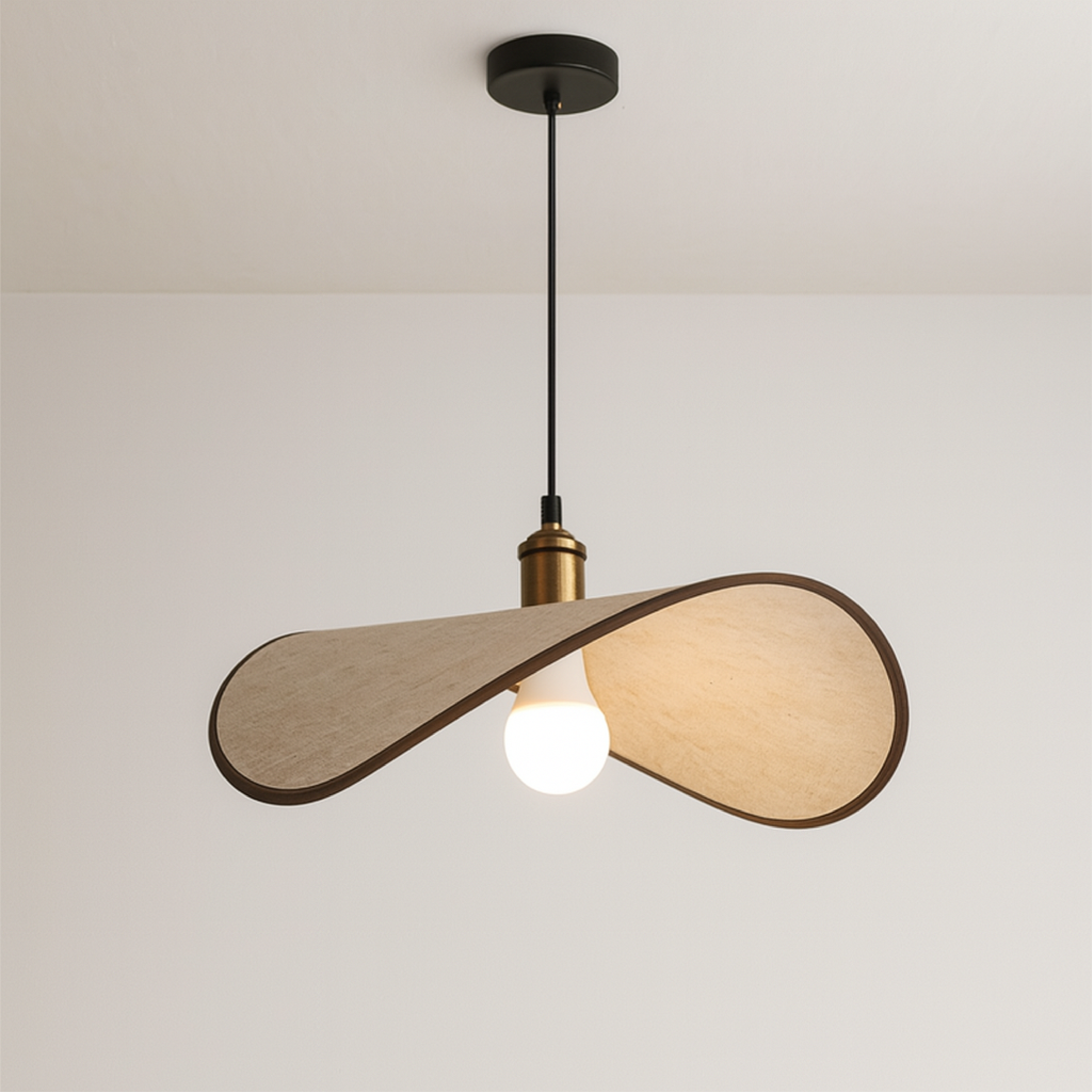 Lampe suspendue incurvée moderne | Conception en bois courbé avec accents de laiton