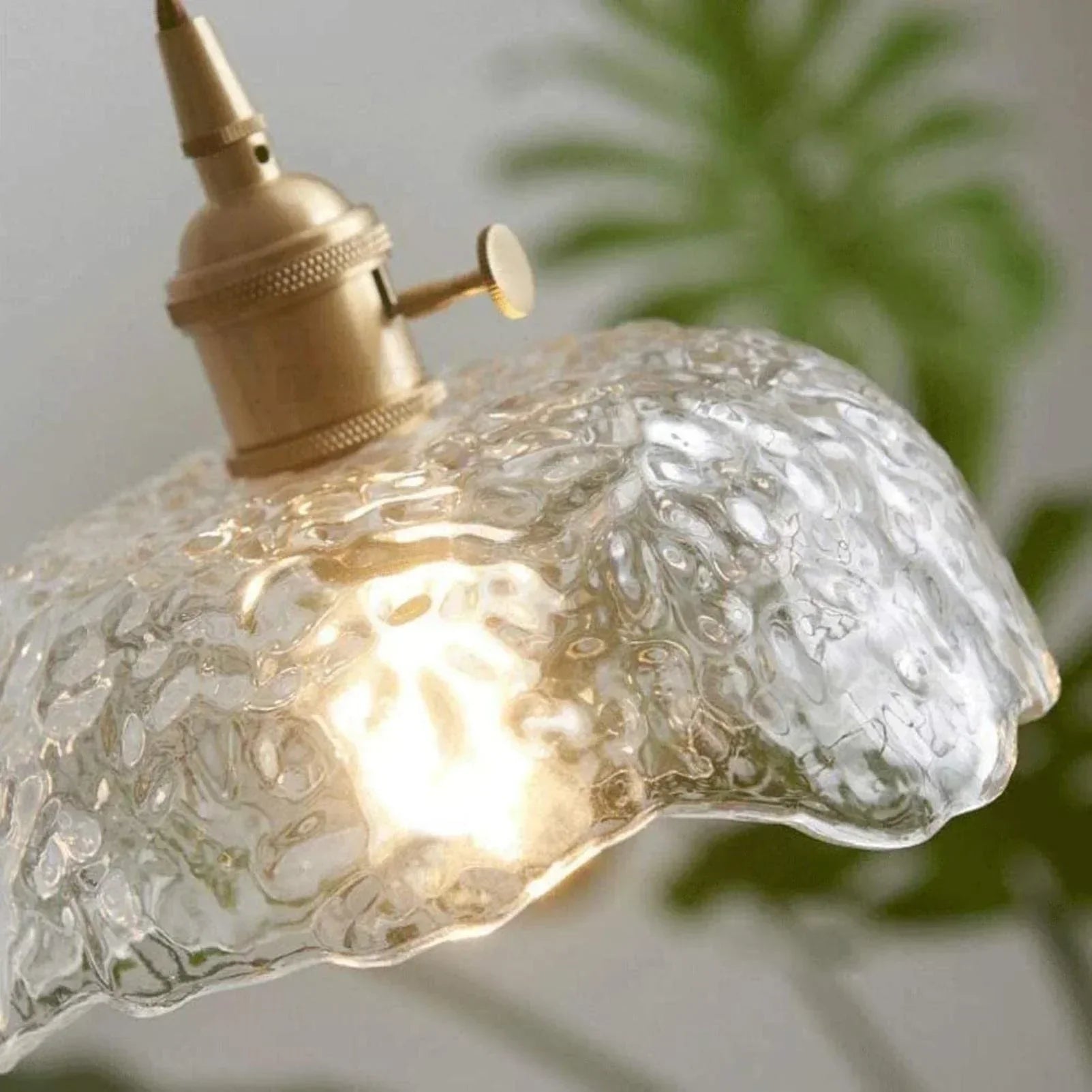 Lampe suspendue en verre vert | Luminaire en laiton ondulé
